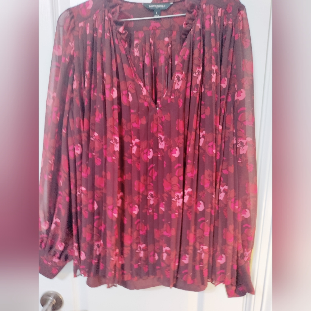 Banana Republic Pleated Blouse Burgundy flower Size Lg